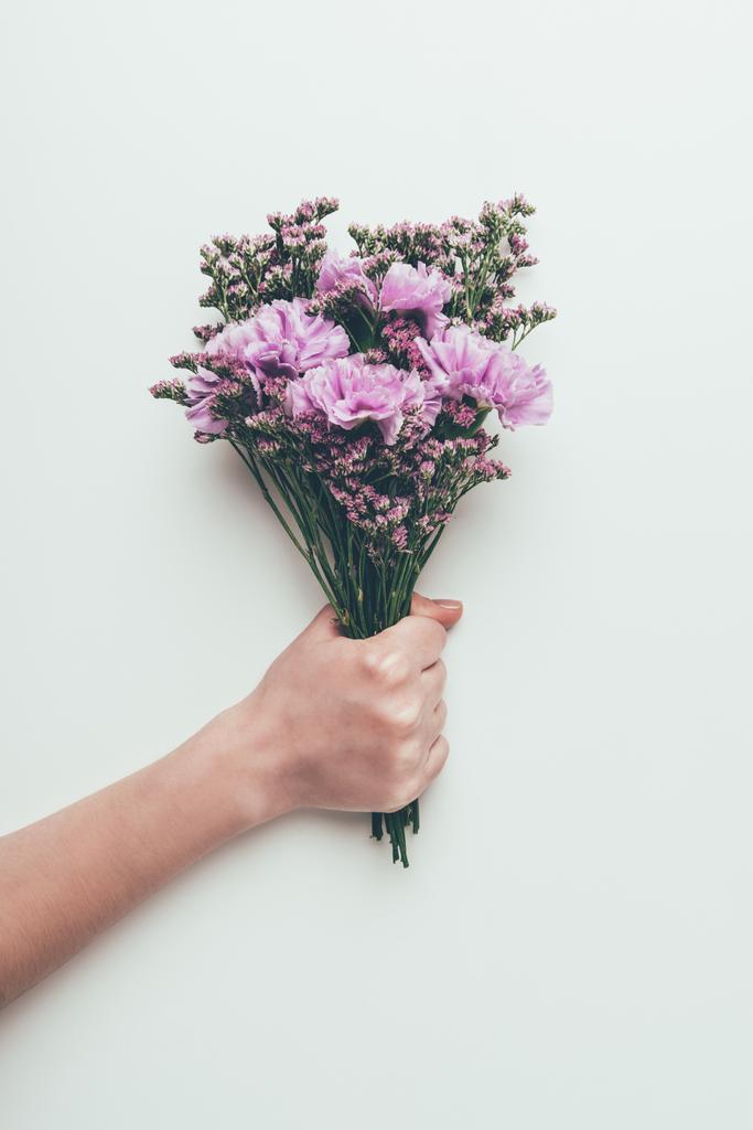 tiro cortado de pessoa segurando belo buquê elegante de flores concurso isolado em cinza
 - Foto, Imagem