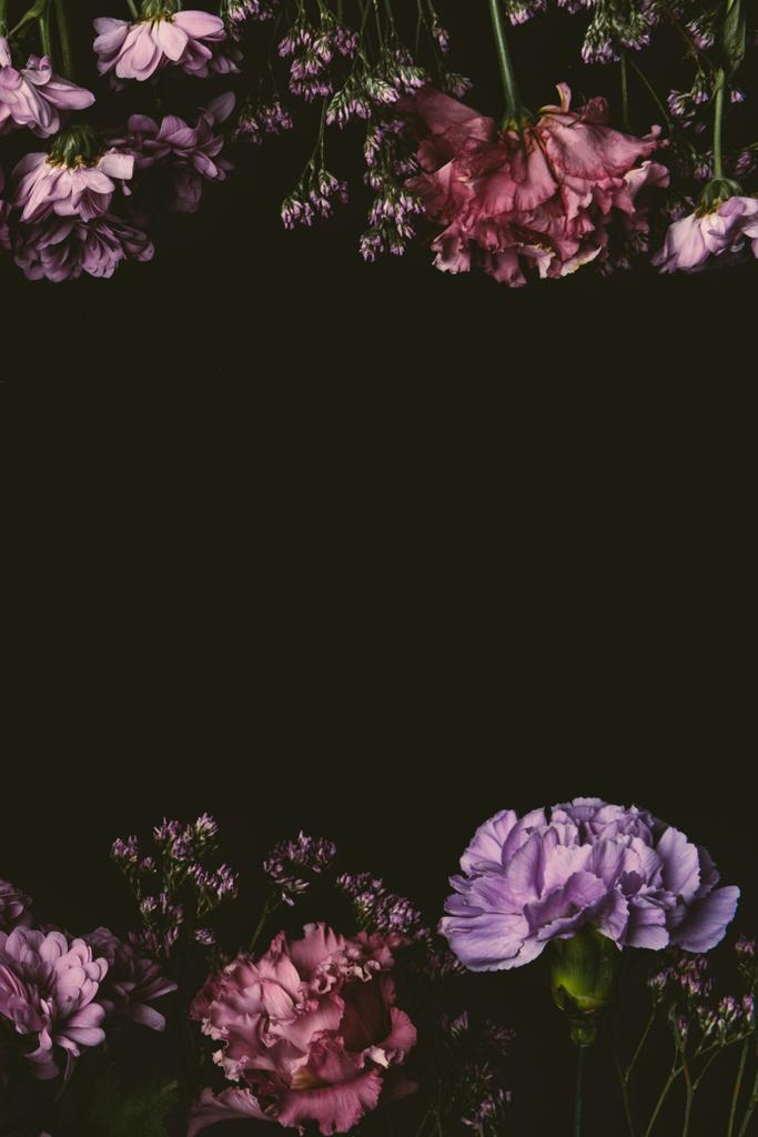 hermosas flores elegantes de color rosa y púrpura aisladas en negro
 - Foto, Imagen