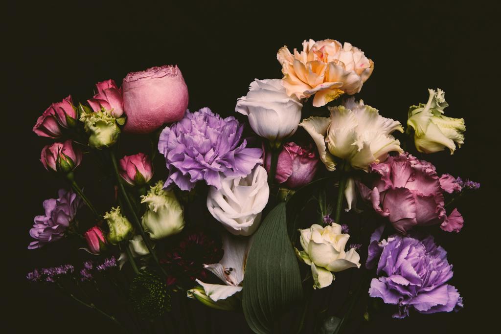 Nahaufnahme von schönen verschiedenen blühenden Blumen isoliert auf schwarz - Foto, Bild