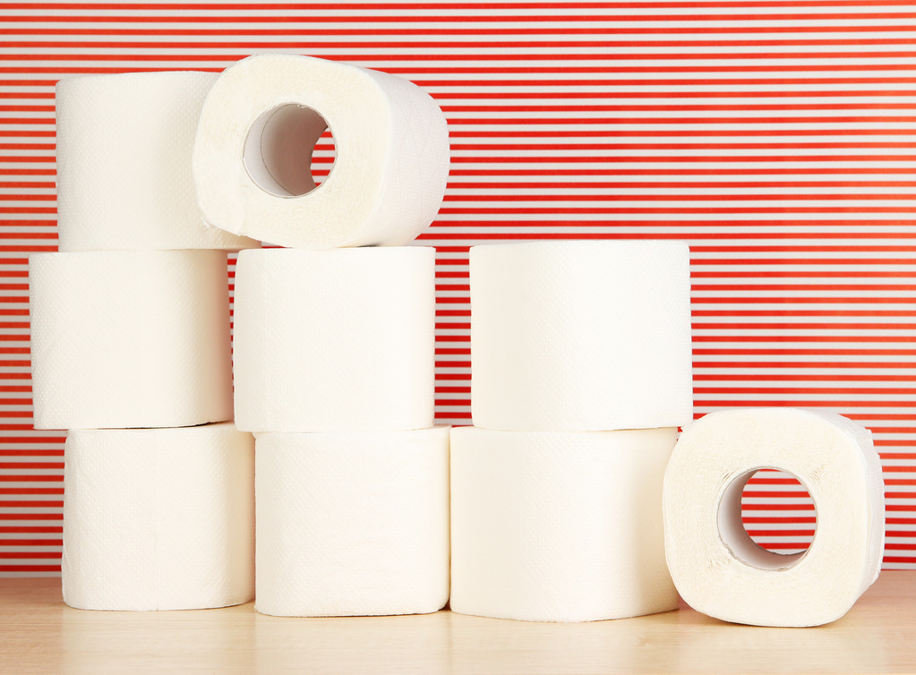 rolki papieru toaletowego w paski czerwone tło - Zdjęcie, obraz