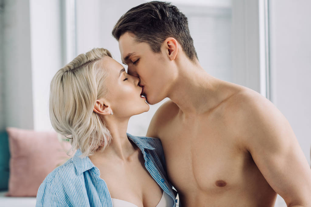 情熱的なセクシーなカップルは自宅にキス - 写真・画像