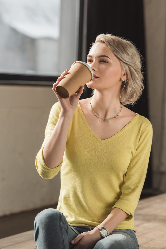 Atrakcyjna dziewczyna, picie kawy od filiżanki kawy jednorazowe - Zdjęcie, obraz
