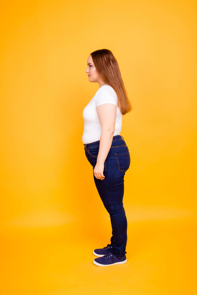 Профиль вид сбоку полулицевая фотография жирной уверенной молодой леди
 - Фото, изображение
