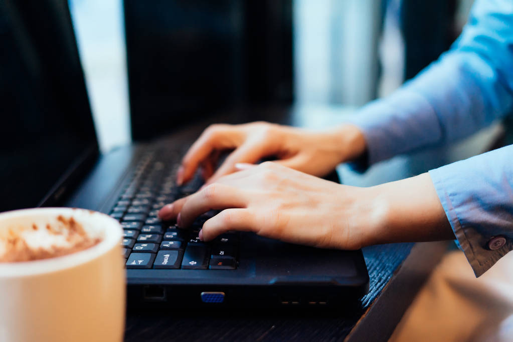 una mujer escribe algo en un ordenador portátil
 - Foto, imagen