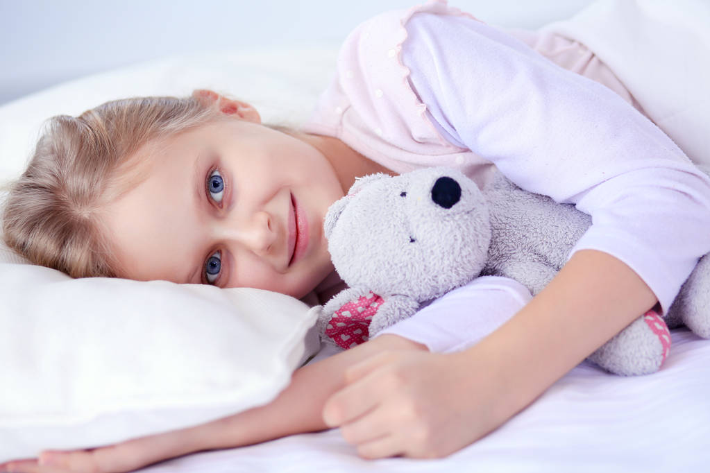 çocuk oyuncak oyuncak ayı ile yatakta uyur küçük kız - Fotoğraf, Görsel