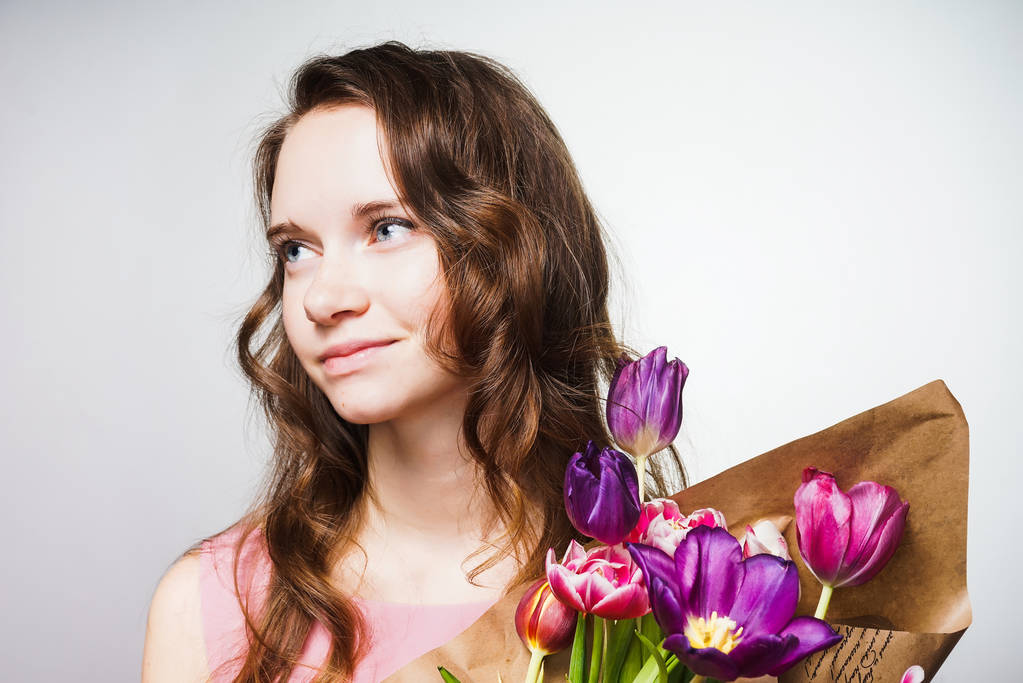 atraktivní krásná mladá žena držící velkou kytici květin, oslavující den svět žen, 8. března - Fotografie, Obrázek