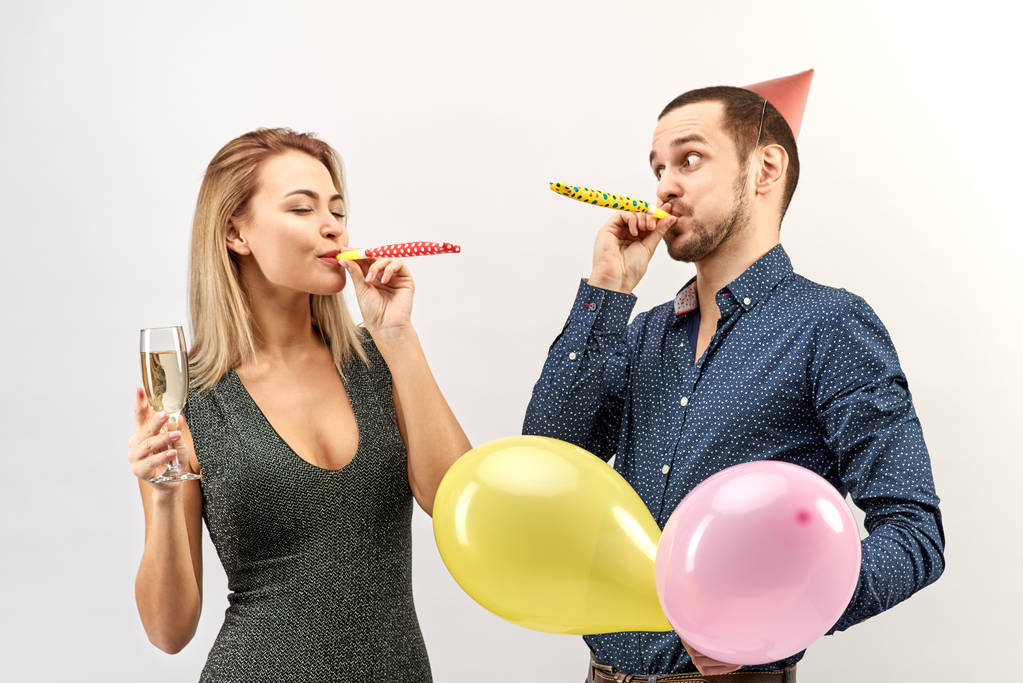 молода смішна пара в офісному одязі відзначає день народження або корпоративний захід, організовує вечірку з шампанським, повітряними кулями
 - Фото, зображення