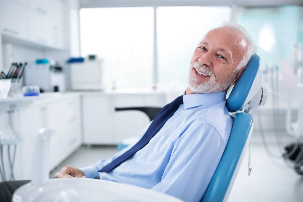 Oudere man in de tandarts stoel zonder angst El wachten - Foto, afbeelding