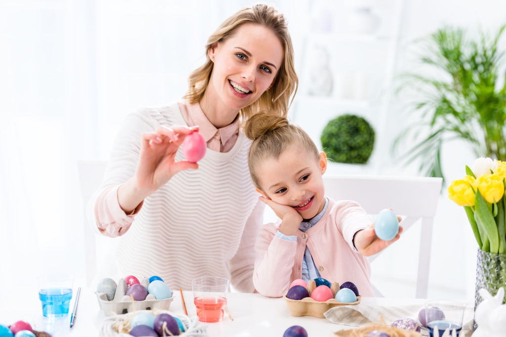 Äiti ja tytär näyttää värillisiä pääsiäismunia
 - Valokuva, kuva