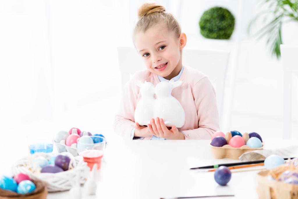 Kluk holka drží sošky zajíček velikonoční vajíčka - Fotografie, Obrázek