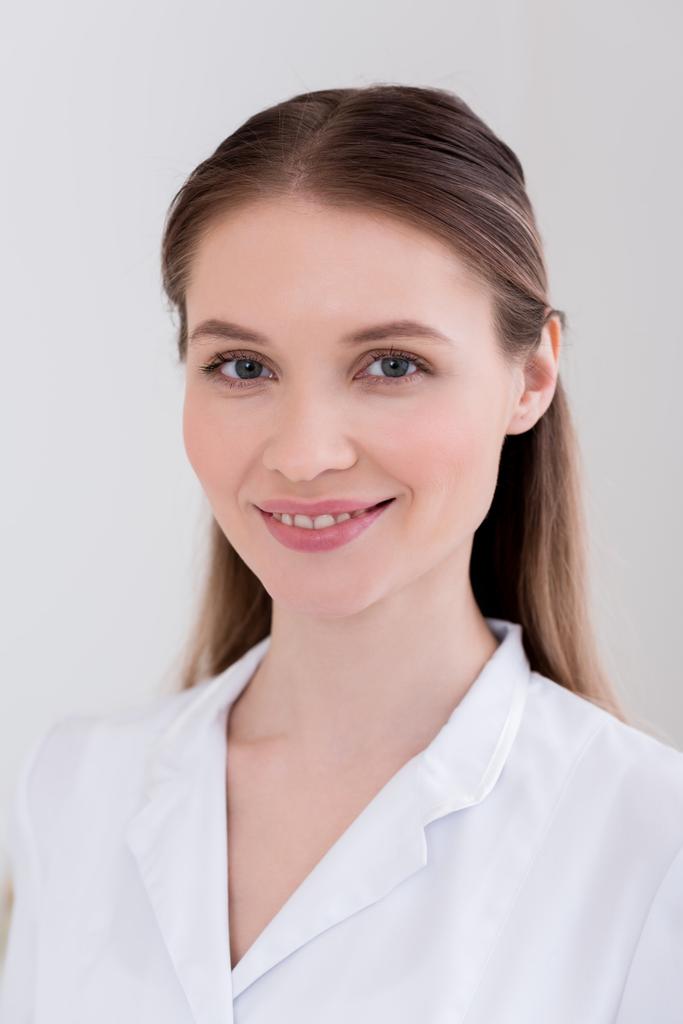 retrato de cosmetologista sorridente em casaco branco no salão
 - Foto, Imagem