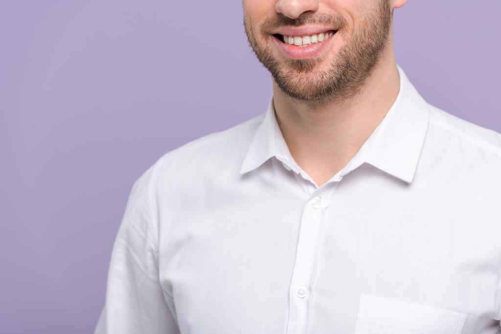Обрізаний вид молодого чоловіка ізольовано на фіолетовому
 - Фото, зображення