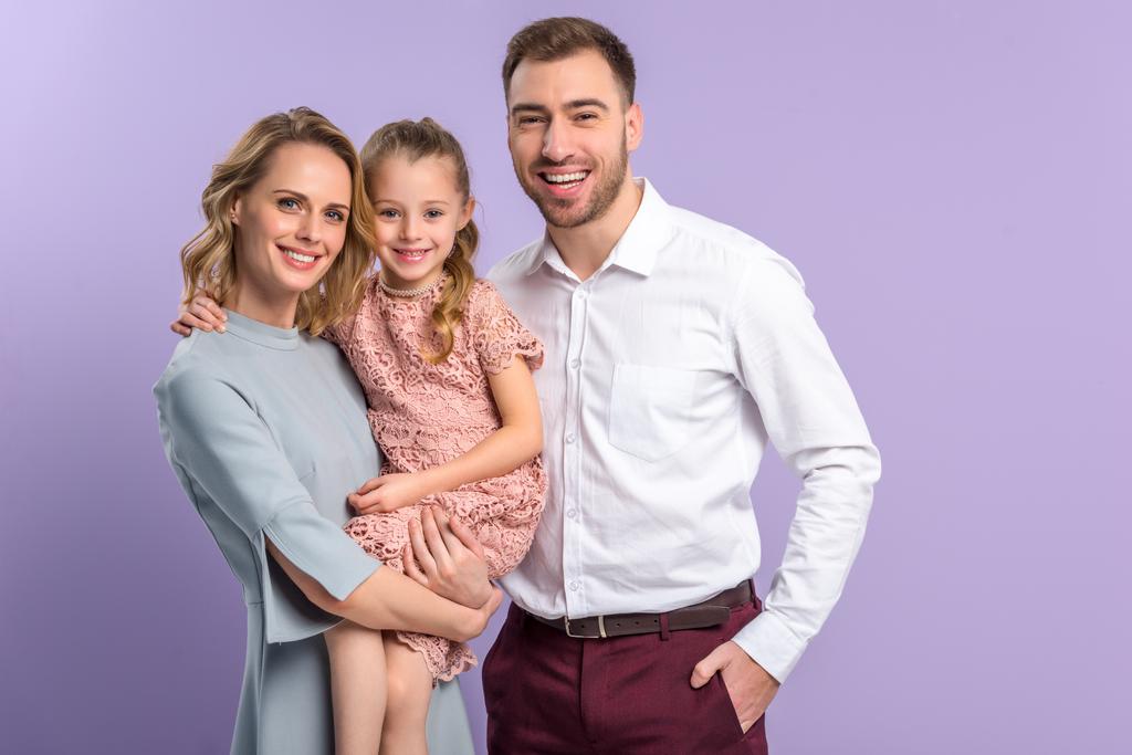 Lachende dochter en ouders geïsoleerd op violet - Foto, afbeelding