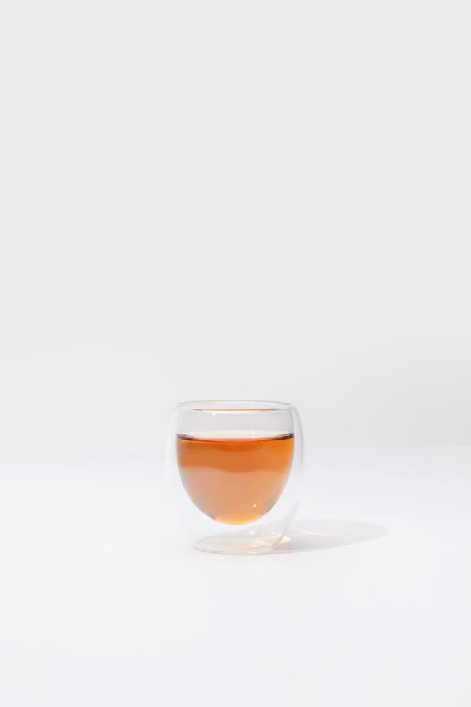 vista de cerca de la taza de vidrio con té de hierbas frescas en gris
  - Foto, Imagen