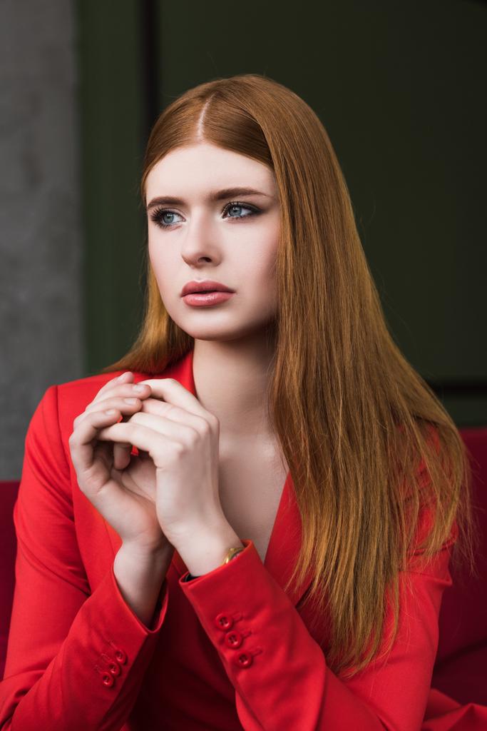 Γυναικεία μόδα μοντέλο ντυμένος με κόκκινο σακάκι - Φωτογραφία, εικόνα