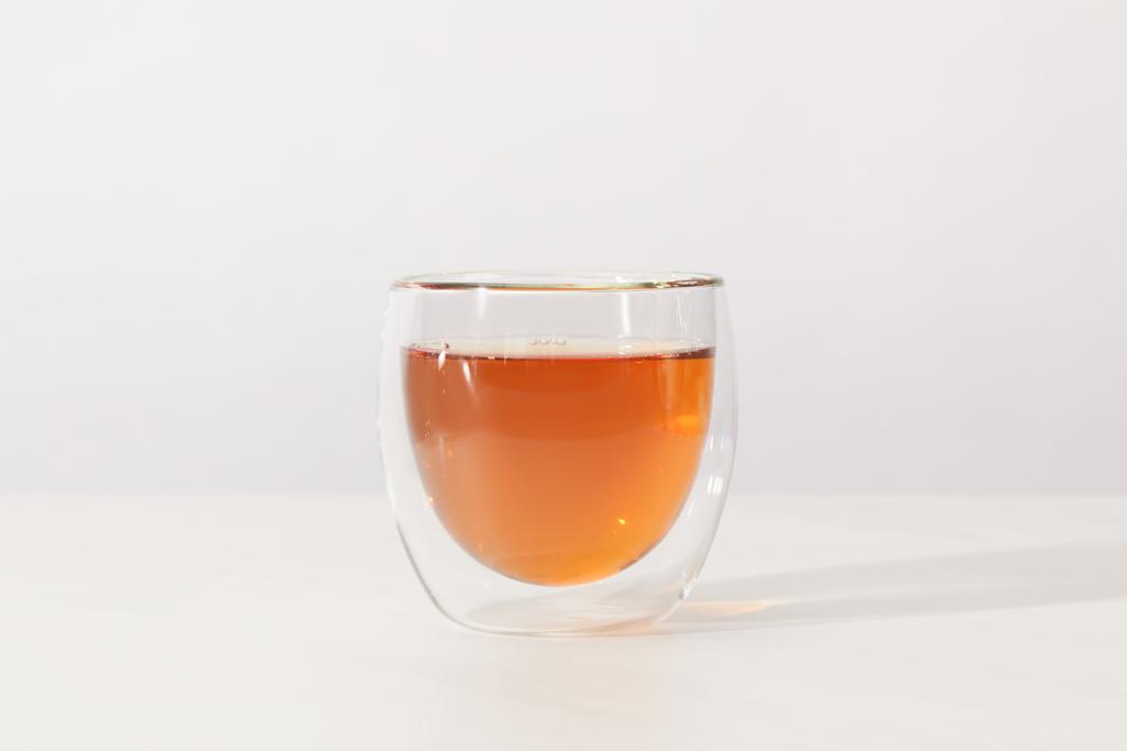 a szürke üveg csésze forró teát friss kiadványról - Fotó, kép