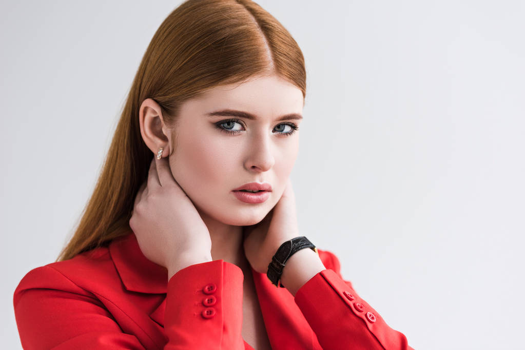 Porträt eines weiblichen Modells mit Armbanduhr und Ohrringen isoliert auf grau - Foto, Bild