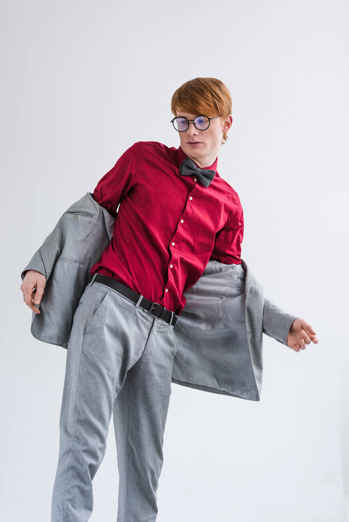 Nízký úhel pohled na mužský model v brýlích izolované Grey - Fotografie, Obrázek