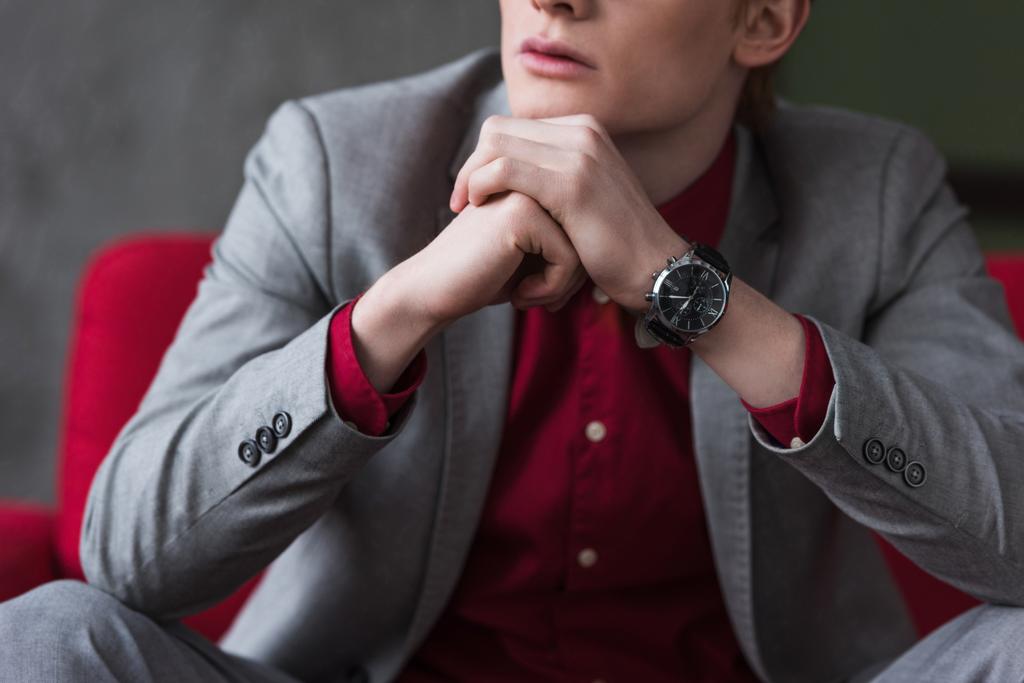 Vista recortada de modelo de moda masculina con reloj de pulsera
  - Foto, imagen