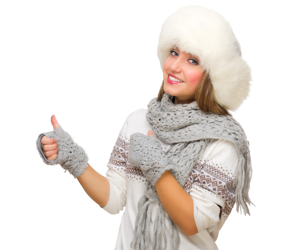 Menina com chapéu de pele mostrando gesto ok
 - Foto, Imagem