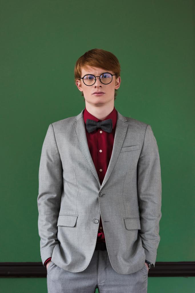 Jeune mannequin masculin en lunettes habillé en costume
  - Photo, image