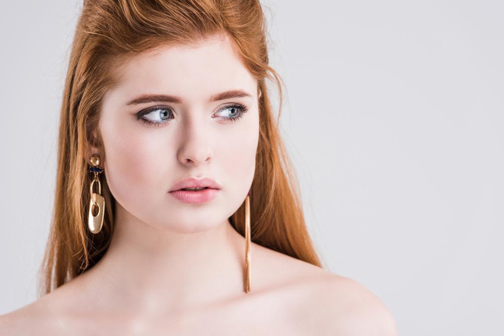 Ritratto di giovane modella con orecchini isolati su grigio
 - Foto, immagini