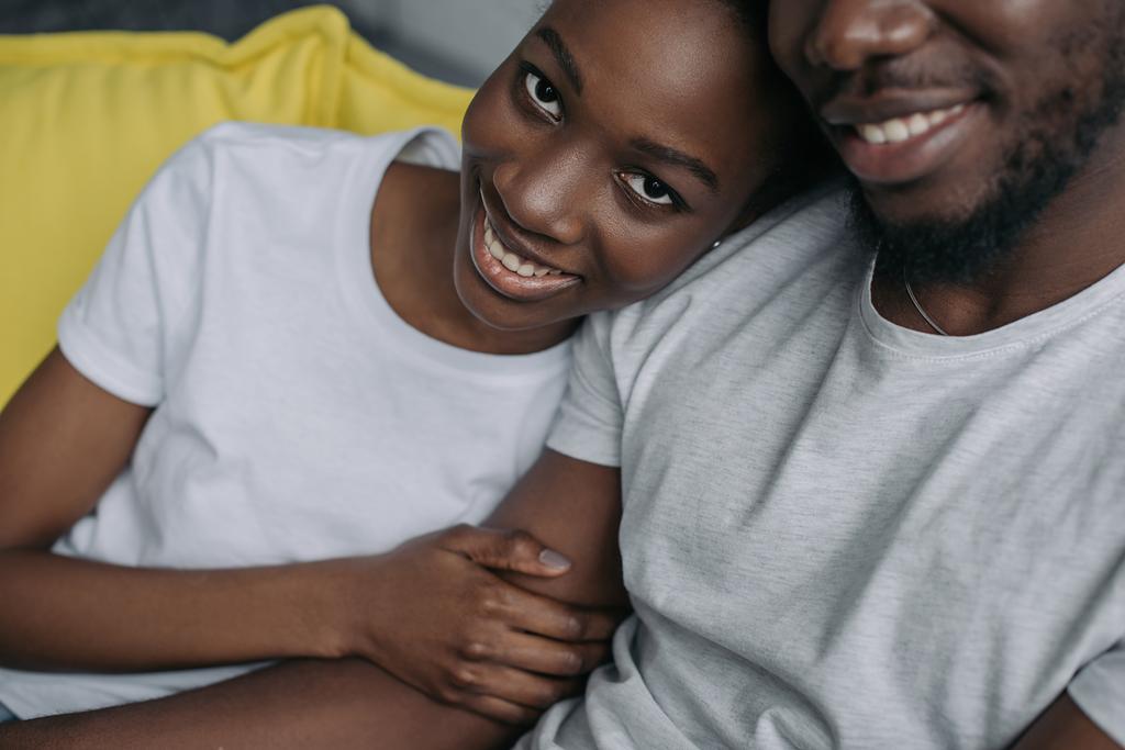 przycięte strzał piękna Młoda para african american uśmiecha się do kamery  - Zdjęcie, obraz