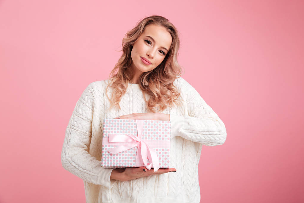 Щаслива молода жінка тримає подарункову коробку
. - Фото, зображення