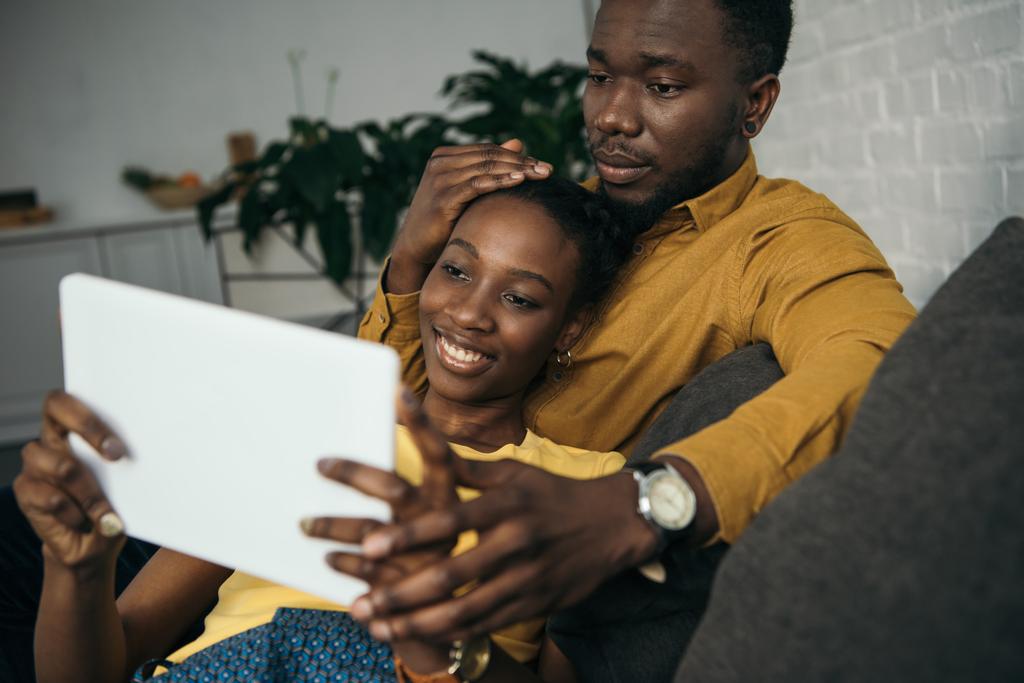 Genç Afro-Amerikan çift dijital tablet birlikte evde kullanma  - Fotoğraf, Görsel