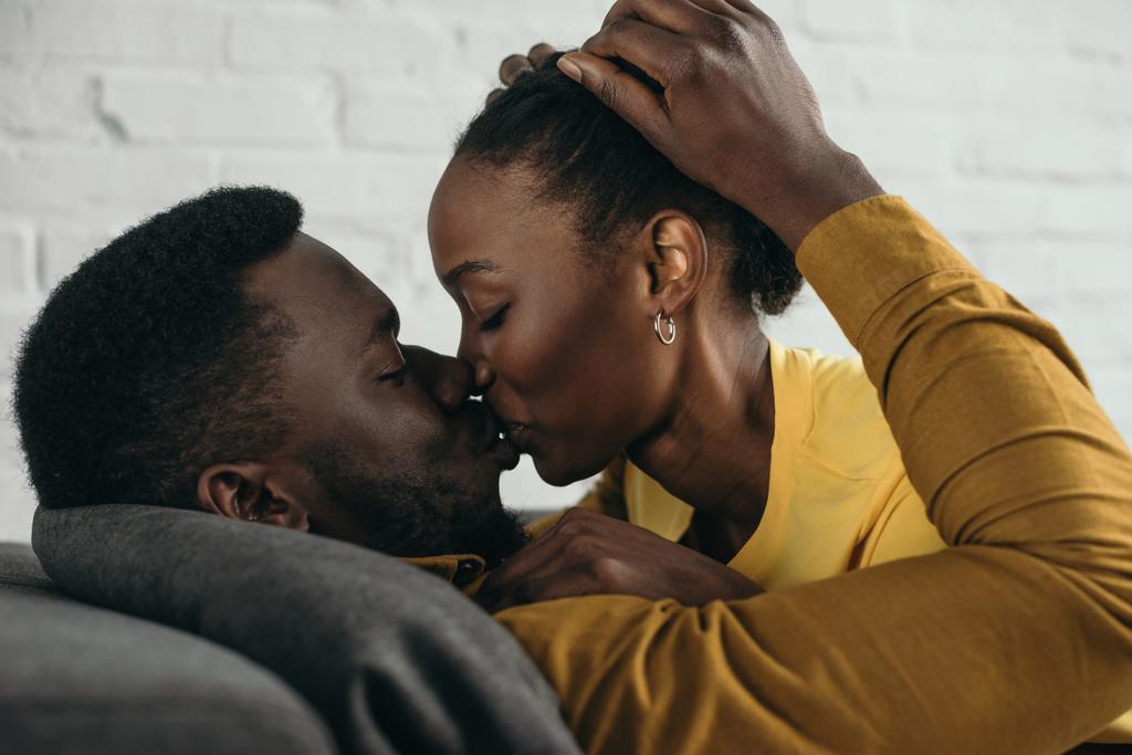 Africano casal americano beijando
 - Foto, Imagem