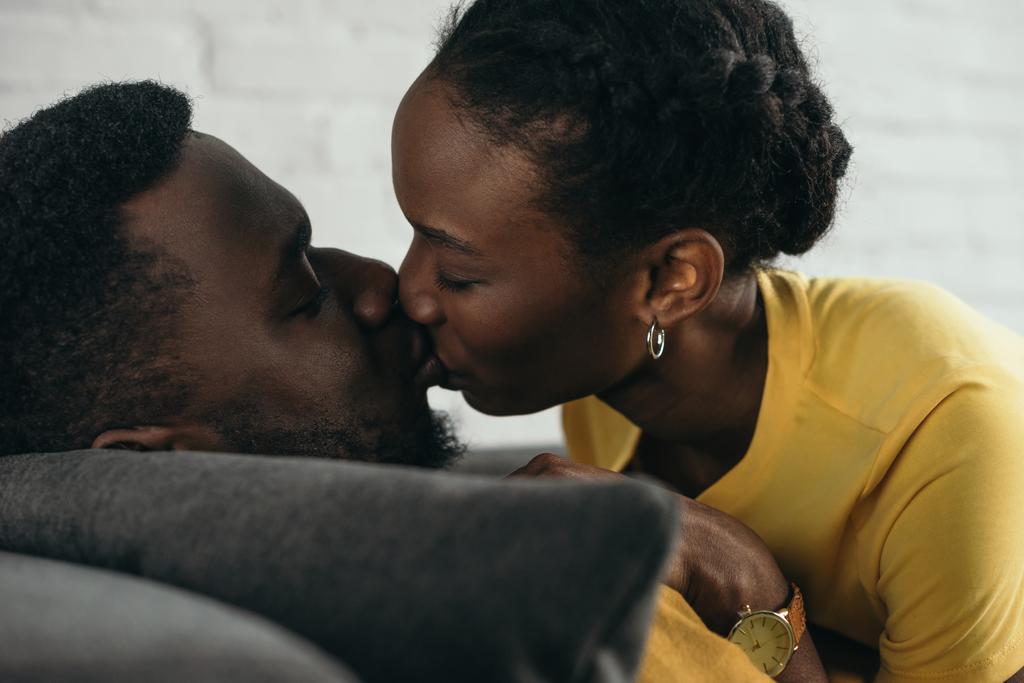 γκρο πλαν θέα όμορφη νεαρή αφρικανική αμερικανική ζευγάρι φιλί στο σπίτι - Φωτογραφία, εικόνα