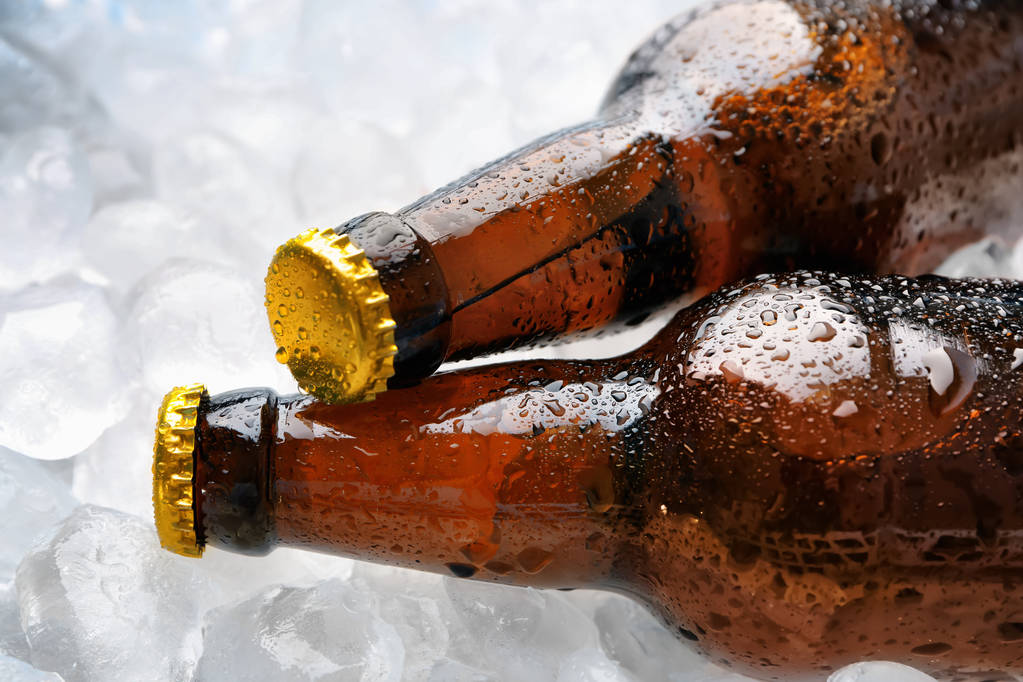 氷、クローズ アップの新鮮なビールのボトル - 写真・画像
