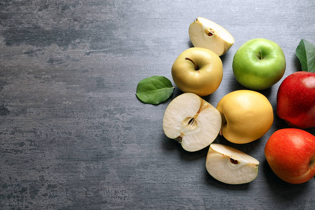 Pommes juteuses mûres sur fond gris
 - Photo, image