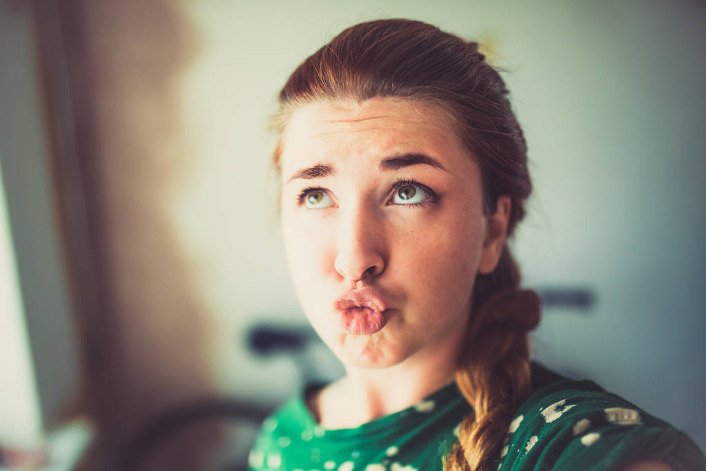 Vörös haj zöld pulóvert elmosódott háttér vicces fiatal nő portréja - Fotó, kép