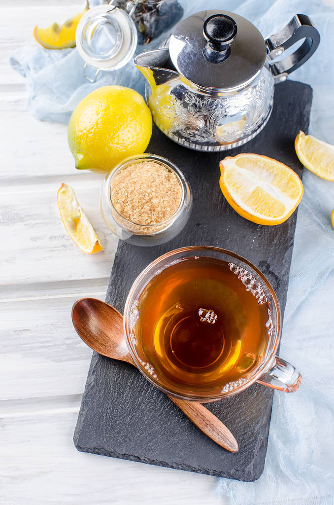 Taza de té caliente con limón
  - Foto, imagen