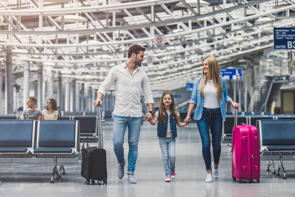 Семья в аэропорту
 - Фото, изображение