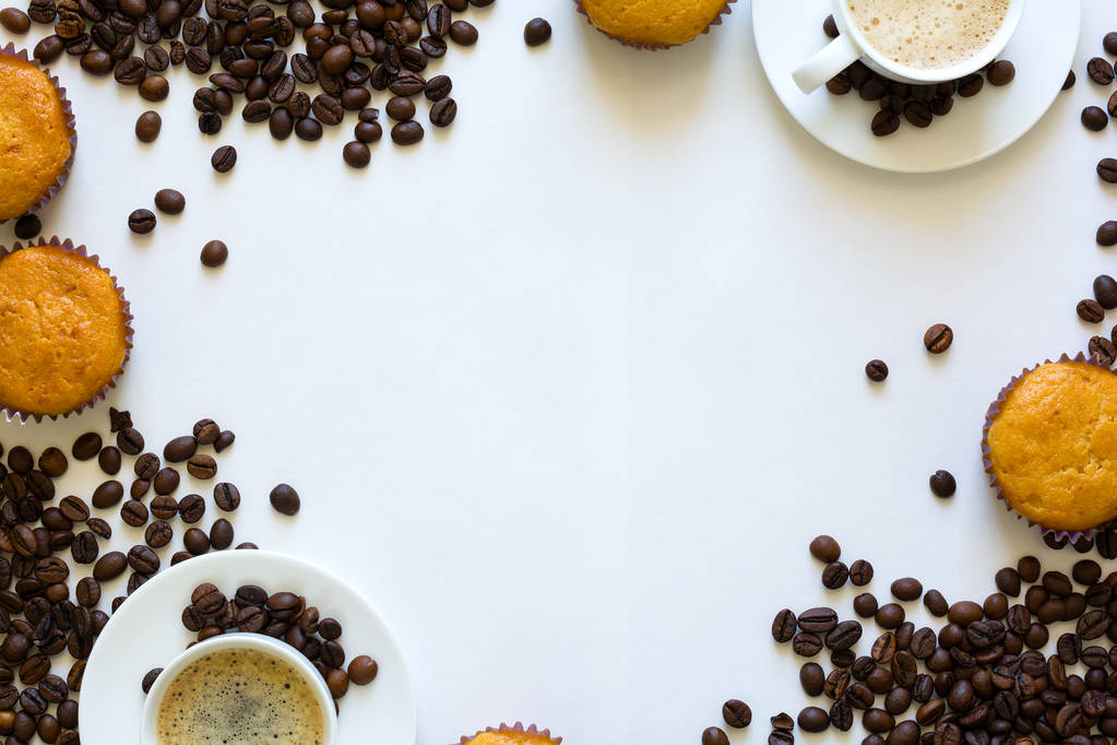 Fincan espresso kek ve kahve çekirdekleri beyaz masada. Üstten Görünüm - Fotoğraf, Görsel