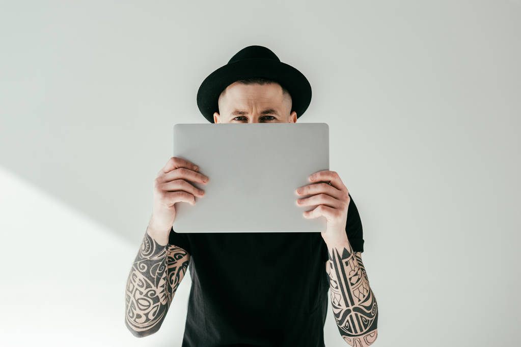 Tetovaný muž z notebooku na bílém - Fotografie, Obrázek
