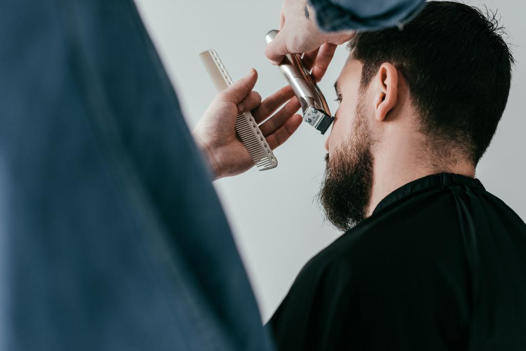 przycięte zdjęcie Fryzjer przycinanie brody klienta o fryzjera - Zdjęcie, obraz
