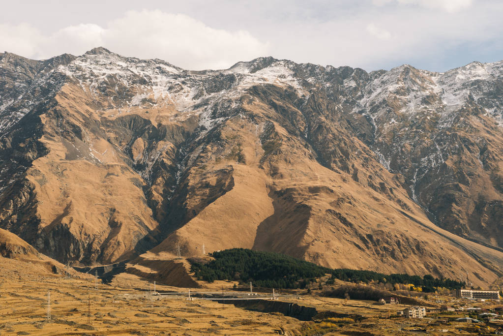 inspiroiva maaginen luonto, Kaukasuksen vuoret ovat peitetty valkoinen lumi, loputon keltainen kentät
 - Valokuva, kuva
