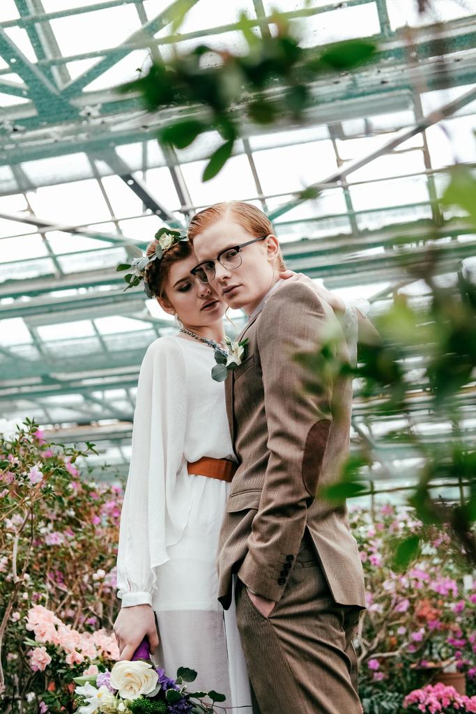 retrato de novia y novio con estilo en invernadero
 - Foto, imagen