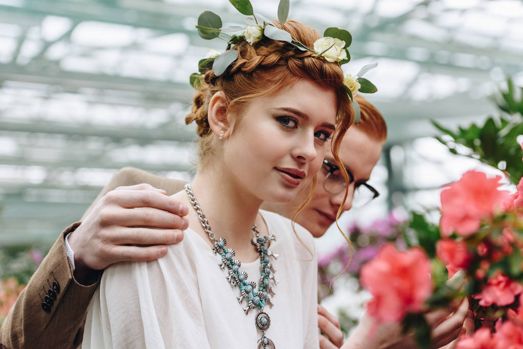 krásná nabídka mladých svatební pár stáli v botanické zahradě - Fotografie, Obrázek