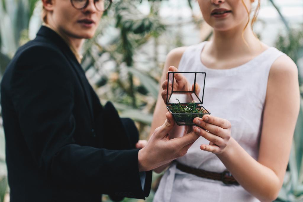 Oříznout záběr elegantní mladý pár se drží šperkovnice s zásnubní prsten - Fotografie, Obrázek