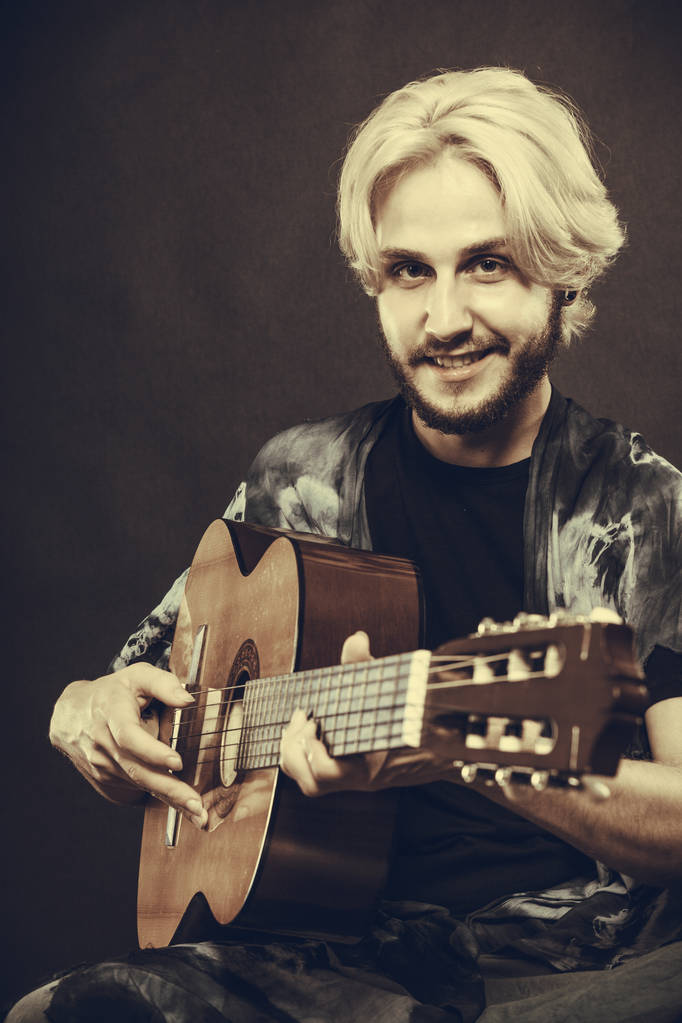 Blond człowiek gra gitara akustyczna - Zdjęcie, obraz