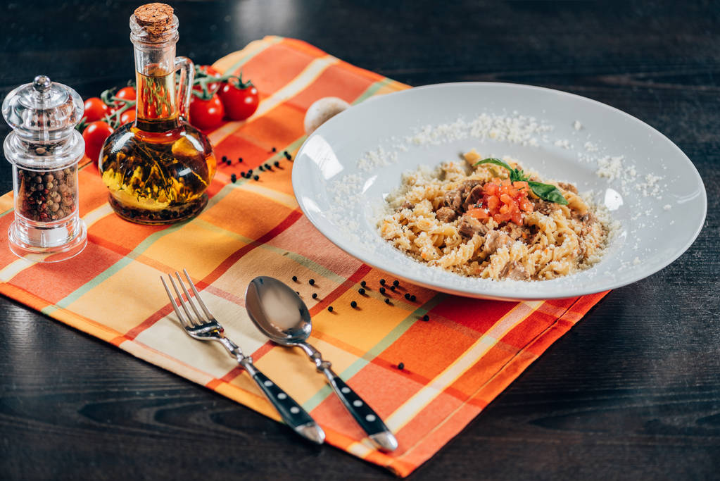 вкусная паста с жареной свининой и оливковым маслом на столе
 - Фото, изображение