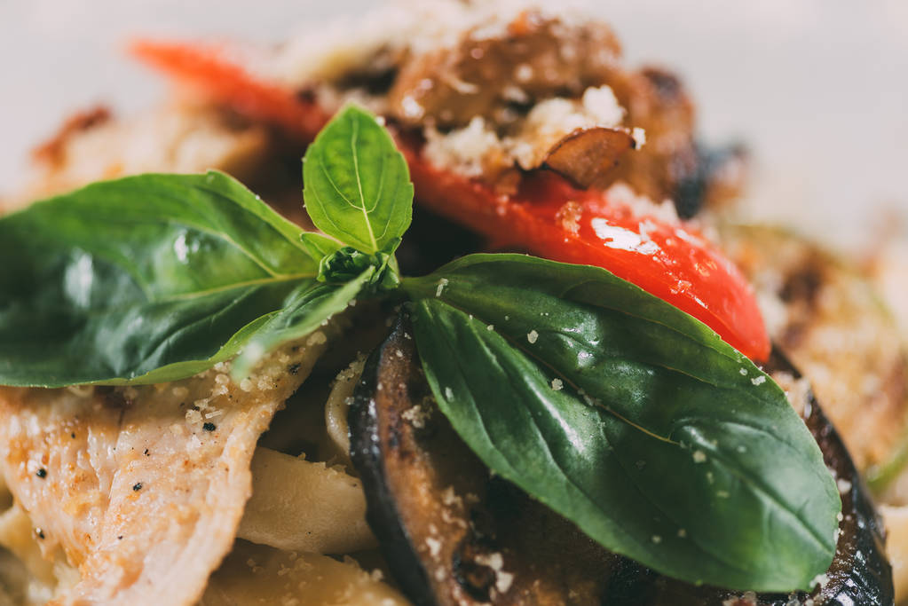 Veduta ravvicinata della pasta vegetariana con verdure grigliate e parmigiano
    - Foto, immagini