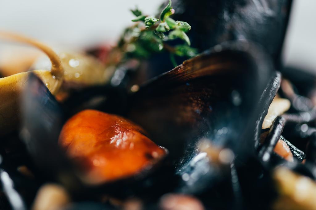 herkullista spagettia mustekalan musteella, mustekalaa ja simpukoita mustekalan kanssa
  - Valokuva, kuva