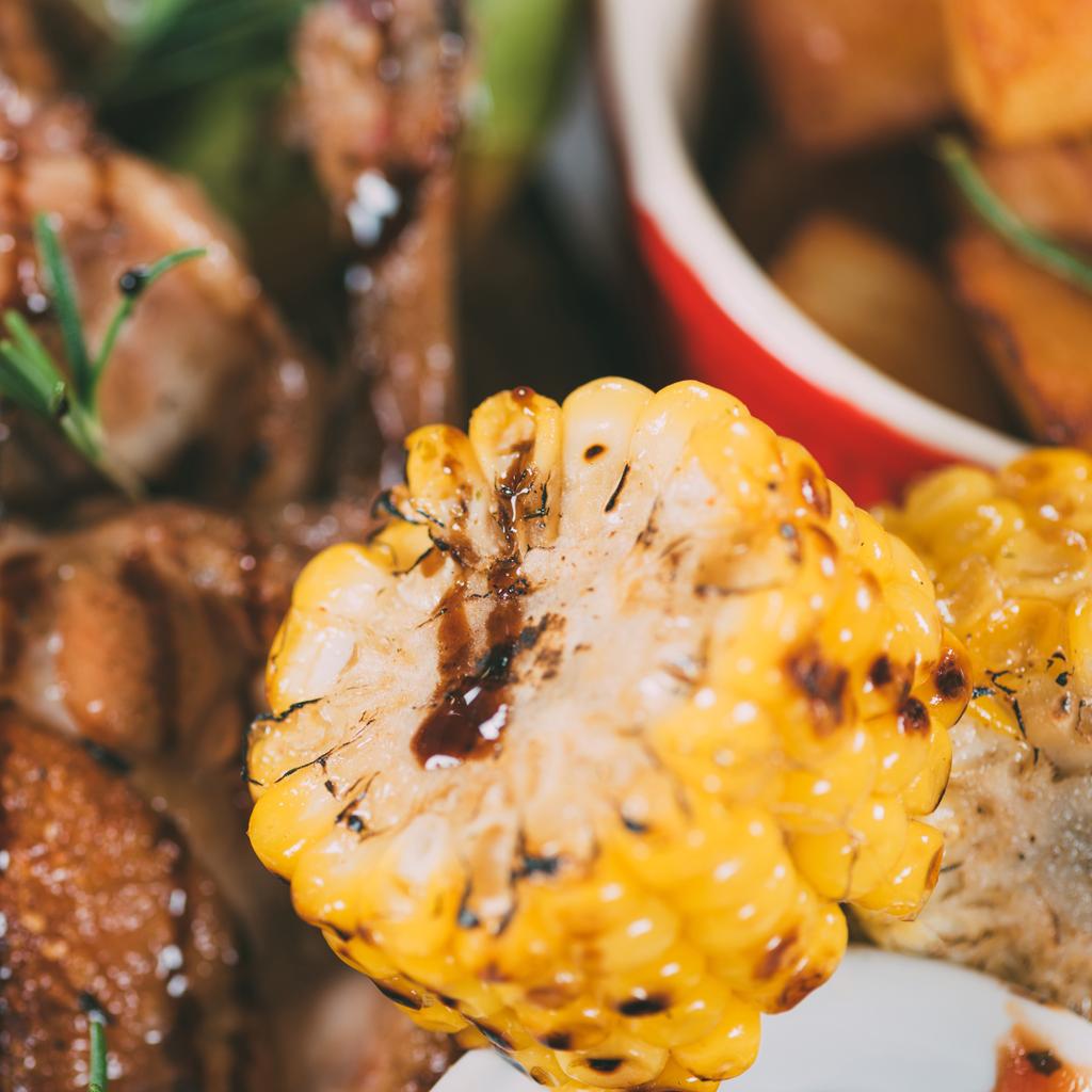Detailní pohled chutné grilované kukuřice a pečené kuře s omáčkou a rozmarýnem - Fotografie, Obrázek