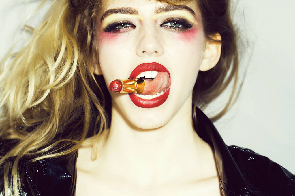 Bella donna con rossetto in bocca
 - Foto, immagini