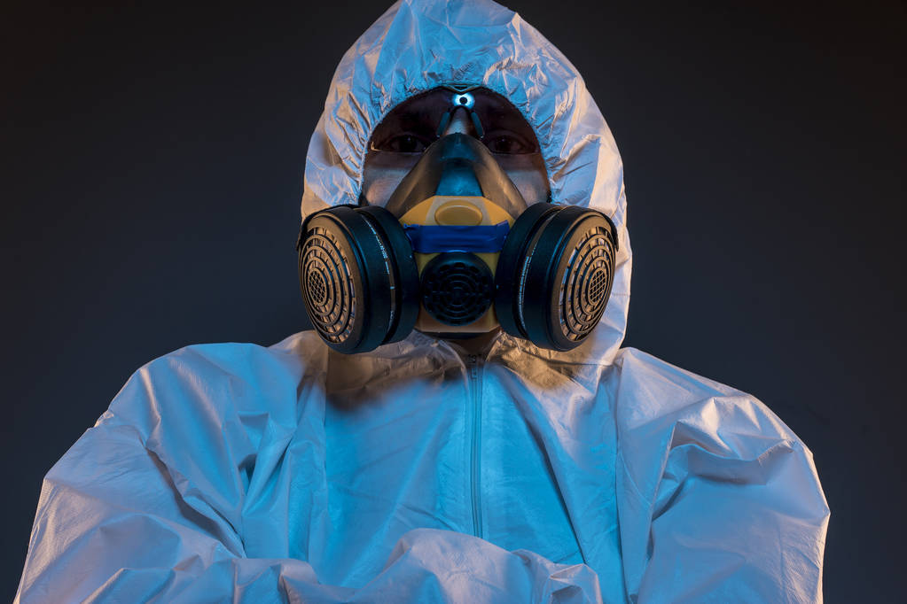 Virus-Infektionskonzept. Mann in Schutzanzug und Antigas-Maske mit Brille. Ebola, giftige Gase, biologische Kriegsführung, Infektionen und Krankheiten - Foto, Bild